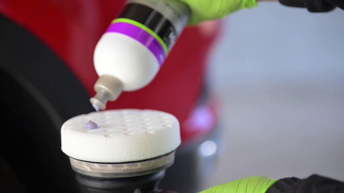 Flasche mit Politur wird auf einen Applikator mit Schaumstoff aufgetragen.